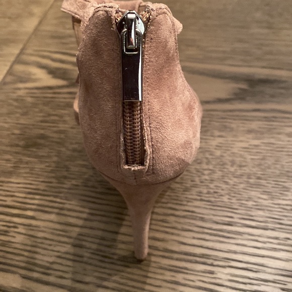 Taupe suede fringe heels with zippers - Picture 4 of 7